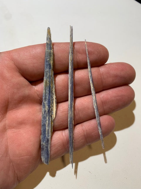 Cyanite disthène, spécimen naturel - 93 x 10 x 3 mm - 6 gr. pour le lot
