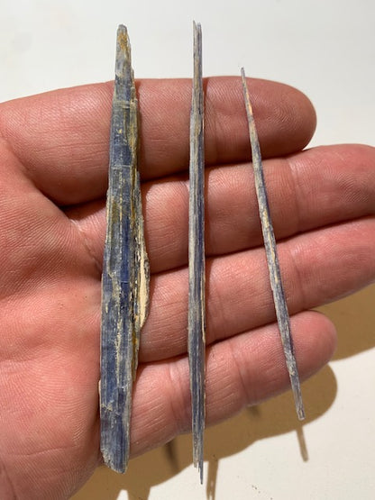 Cyanite disthène, spécimen naturel - 93 x 10 x 3 mm - 6 gr. pour le lot