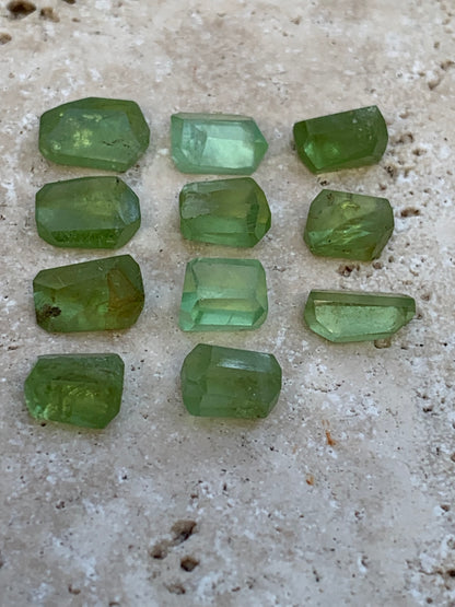 Péridot, cabochons rectangulaires a pans coupés (non percé), vendus en lot ou à l'unité, de 10mm x7 x 4 en moyenne - 5,3 grammes (lot). Parfait en collection, bijouterie, exposition...