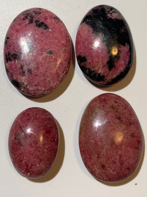 Rhodonite - 4 galets au choix - 45 x 35 x 15 mm environ - Qualité AA à AAA