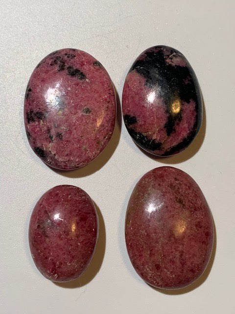 Rhodonite - 4 galets au choix - 45 x 35 x 15 mm environ - Qualité AA à AAA