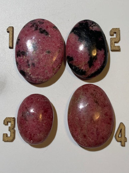 Rhodonite - 4 galets au choix - 45 x 35 x 15 mm environ - Qualité AA à AAA