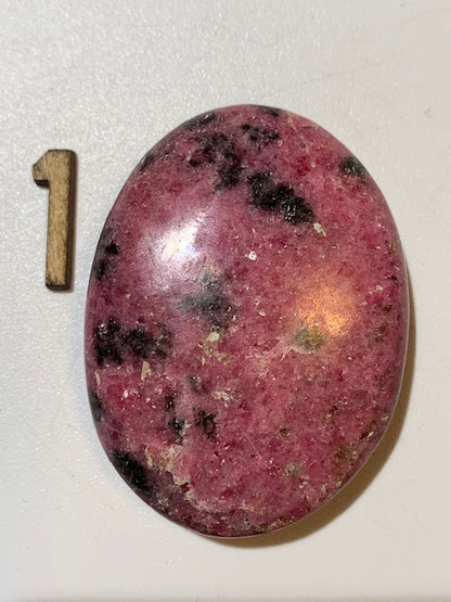 Rhodonite - 4 galets au choix - 45 x 35 x 15 mm environ - Qualité AA à AAA