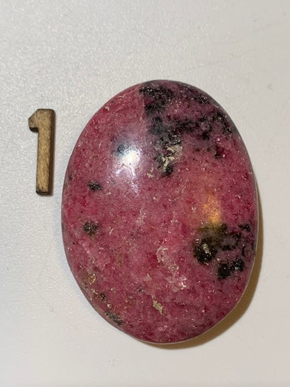 Rhodonite - 4 galets au choix - 45 x 35 x 15 mm environ - Qualité AA à AAA
