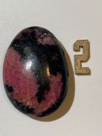 Rhodonite - 4 galets au choix - 45 x 35 x 15 mm environ - Qualité AA à AAA