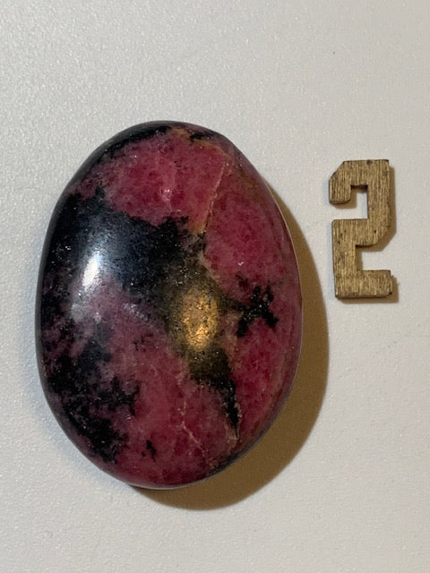 Rhodonite - 4 galets au choix - 45 x 35 x 15 mm environ - Qualité AA à AAA