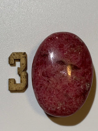Rhodonite - 4 galets au choix - 45 x 35 x 15 mm environ - Qualité AA à AAA
