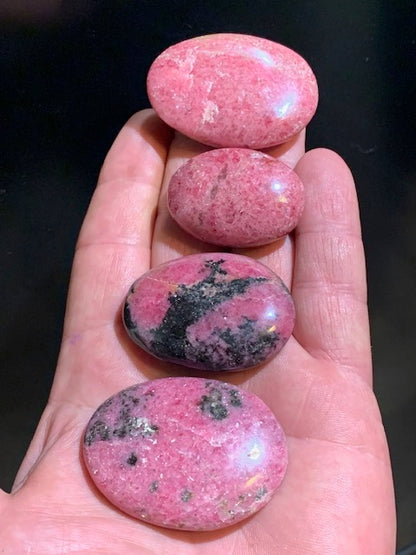 Rhodonite - 4 galets au choix - 45 x 35 x 15 mm environ - Qualité AA à AAA