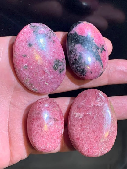 Rhodonite - 4 galets au choix - 45 x 35 x 15 mm environ - Qualité AA à AAA