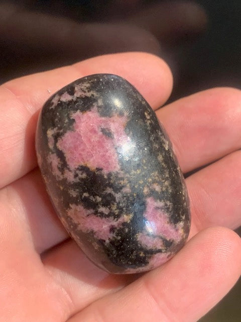 Rhodonite - galet dit 'Jumbo' - 50 x 34 x 26 mm - 96,4 gr - Qualité AA