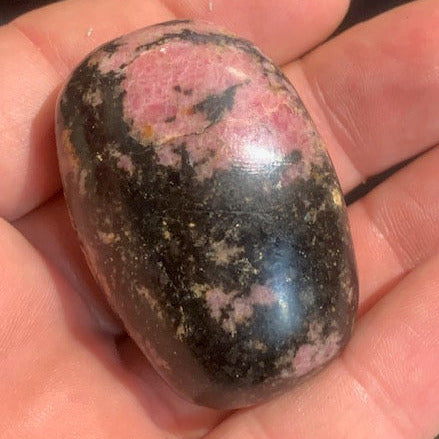 Rhodonite - galet dit 'Jumbo' - 50 x 34 x 26 mm - 96,4 gr - Qualité AA