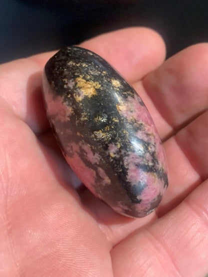 Rhodonite - galet dit 'Jumbo' - 50 x 34 x 26 mm - 96,4 gr - Qualité AA