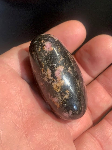 Rhodonite - galet dit 'Jumbo' - 50 x 34 x 26 mm - 96,4 gr - Qualité AA