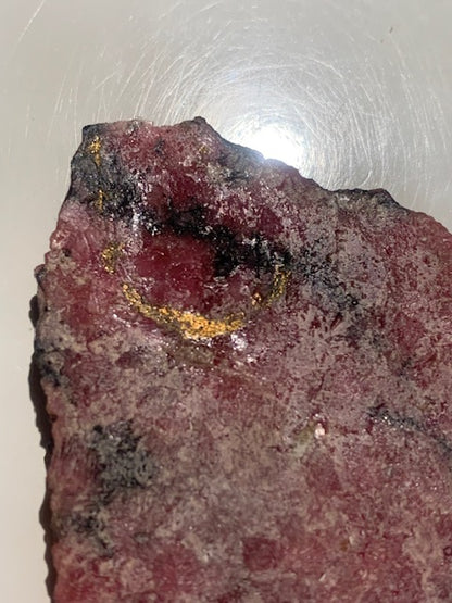 Rhodonite - spécimen brute, petite plaque - 64 x 44 x 7 mm - 40 gr - Qualité AAA