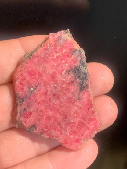 Rhodonite - spécimen brute, petite plaque - 64 x 44 x 7 mm - 40 gr - Qualité AAA