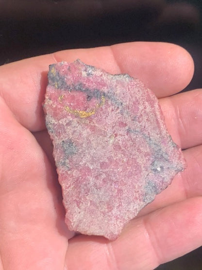 Rhodonite - spécimen brute, petite plaque - 64 x 44 x 7 mm - 40 gr - Qualité AAA