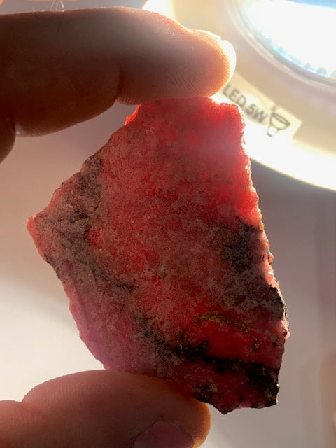 Rhodonite - spécimen brute, petite plaque - 64 x 44 x 7 mm - 40 gr - Qualité AAA