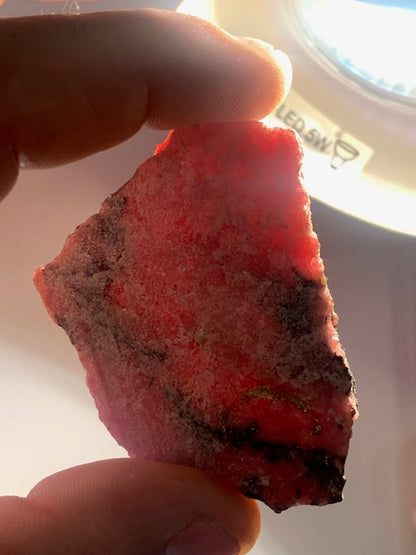 Rhodonite - spécimen brute, petite plaque - 64 x 44 x 7 mm - 40 gr - Qualité AAA