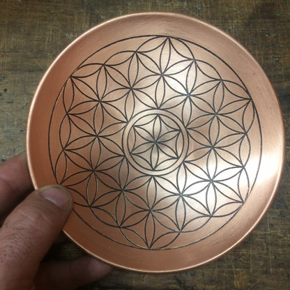 Assiette décorative avec le symbole de fleur de vie gravé, en laiton ou cuivre. Ø 15cm x 2,8 - 120 gr. Très belle qualité, inaltérable, parfait !