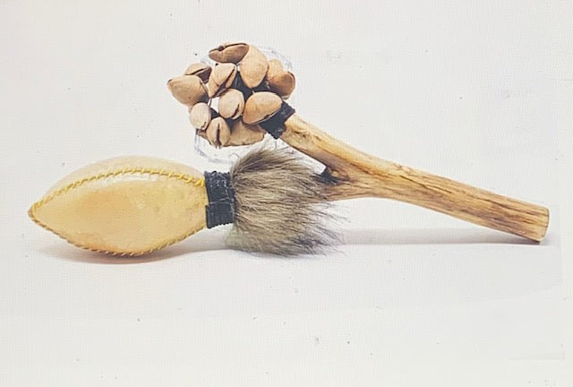 Hochet chamanique avec graine de 'cha-cha', manche en bois et peau de chèvre avec graines !