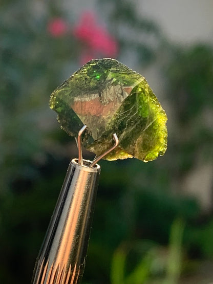 Vésuvianite dit aussi Idocrase (peu connue), spécimen de 19 mm x 14 x 8 - 2 grammes ! Superbe petite pièce !