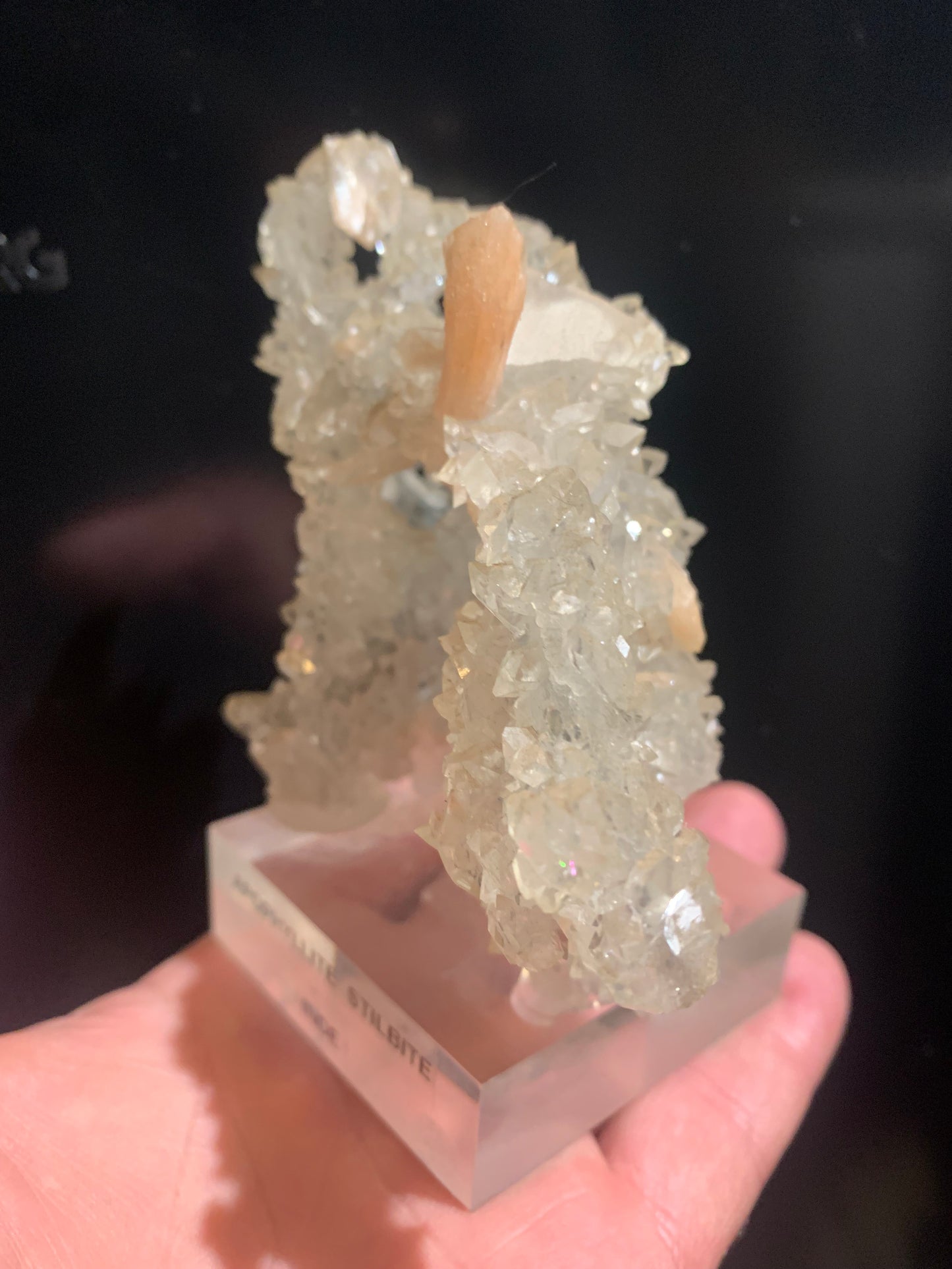 Apophyllite avec Stilbite sur socle – Superbe spécimen naturel, pièce de collection - 📽️ Vidéo disponible