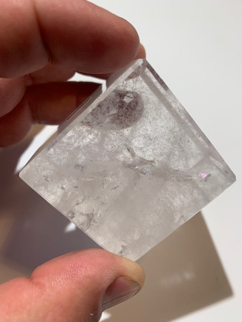 Cube en cristal de roche, un des 5 Solides de Platon - 45 mm/ 224 gr. - Qualité A à AAA