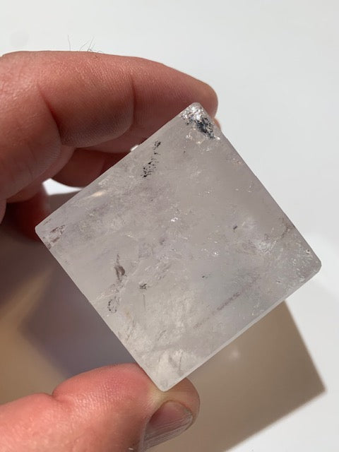 Cube en cristal de roche, un des 5 Solides de Platon - 45 mm/ 224 gr. - Qualité A à AAA