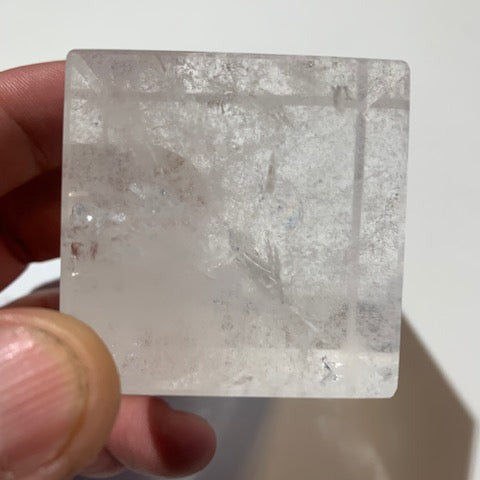 Cube en cristal de roche, un des 5 Solides de Platon - 45 mm/ 224 gr. - Qualité A à AAA