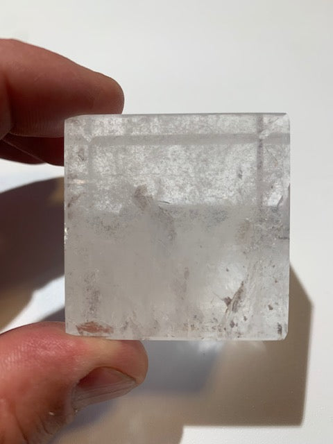 Cube en cristal de roche, un des 5 Solides de Platon - 45 mm/ 224 gr. - Qualité A à AAA