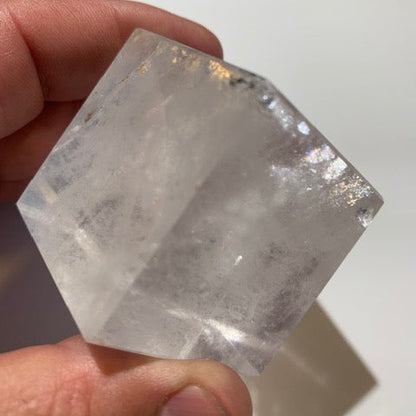Cube en cristal de roche, un des 5 Solides de Platon - 45 mm/ 224 gr. - Qualité A à AAA