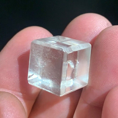 Cube en cristal de roche, un des 5 Solides de Platon - 16 mm/ 9,8 gr. - Qualité A à AAA