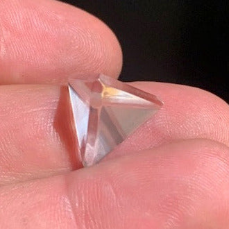 Tétraèdre en cristal de roche, un des 5 Solides de Platon - 17 mm/ 2,4 gr. - Qualité A à AAA