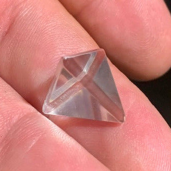 Tétraèdre en cristal de roche, un des 5 Solides de Platon - 17 mm/ 2,4 gr. - Qualité A à AAA
