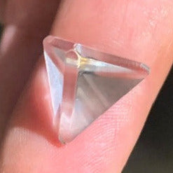 Tétraèdre en cristal de roche, un des 5 Solides de Platon - 17 mm/ 2,4 gr. - Qualité A à AAA