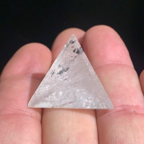 Tétraèdre en cristal de roche, un des 5 Solides de Platon - 28 mm/ 11,1 gr. - Qualité A à AAA