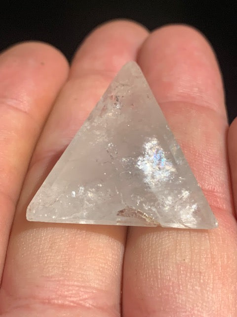 Tétraèdre en cristal de roche, un des 5 Solides de Platon - 30 mm/ 11,8 gr. - Qualité A à AAA