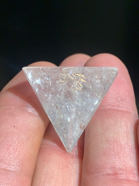 Tétraèdre en cristal de roche, un des 5 Solides de Platon - 31 mm/ 12,4 gr. - Qualité A à AAA