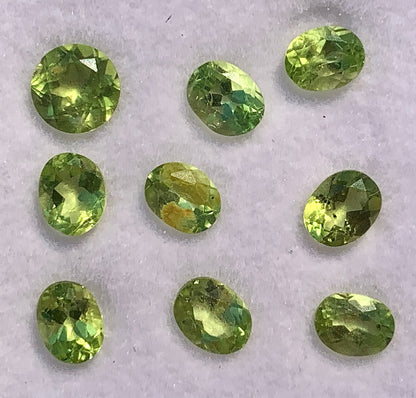 Péridot, pierres facettées vendus en lot ou à l'unité, de 5mm x4 x2 environ - 0,5 carat en moyenne. Parfait en collection, bijouterie, exposition...