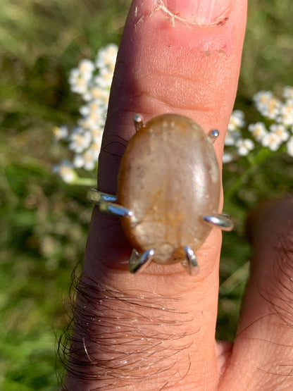 Bague en Saphir doré étoilé montée sur Argent 0.925. Taille réglable, superbe pierre assez rare et peu connue !