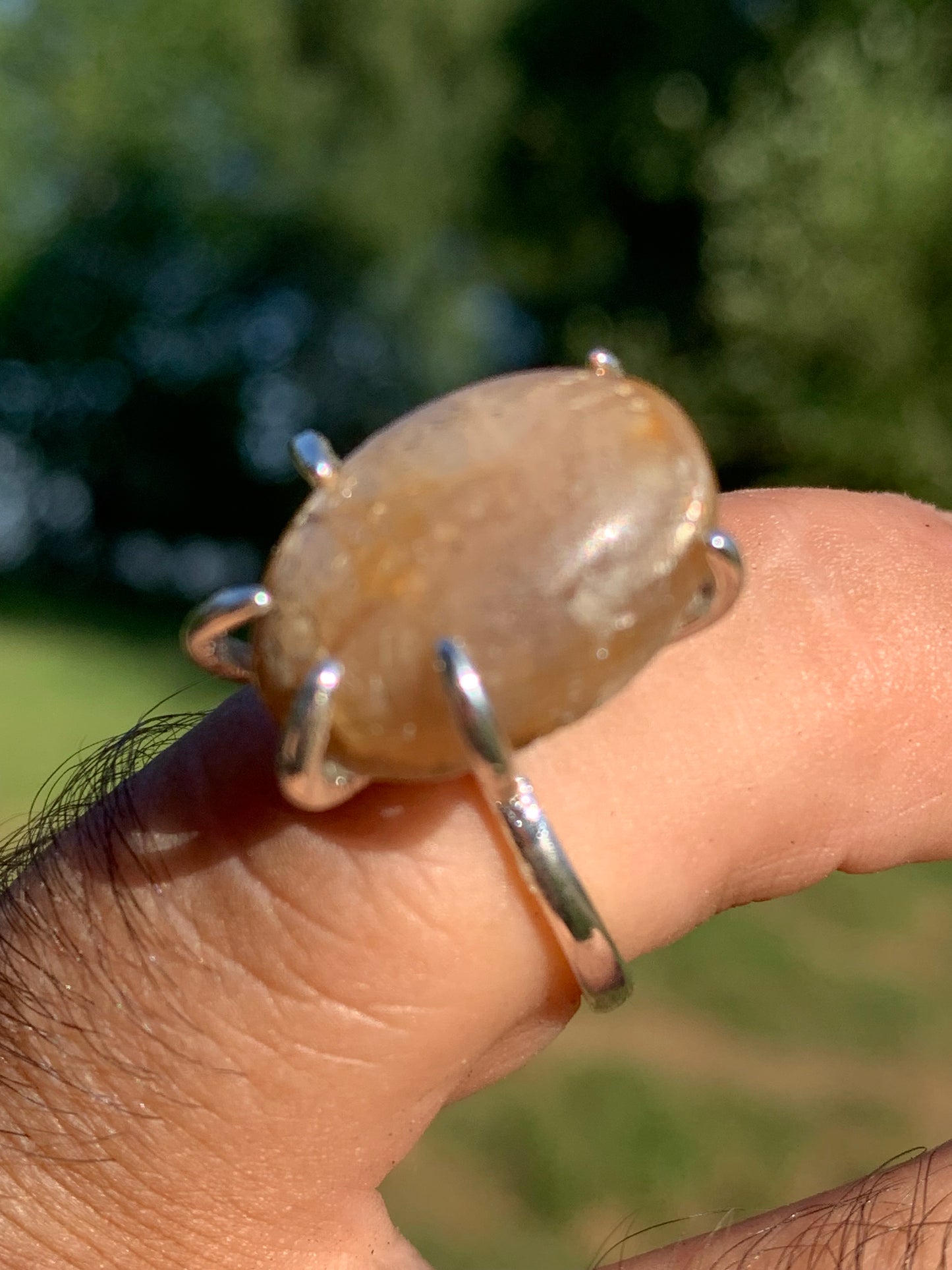 Bague en Saphir doré étoilé montée sur Argent 0.925. Taille réglable, superbe pierre assez rare et peu connue !