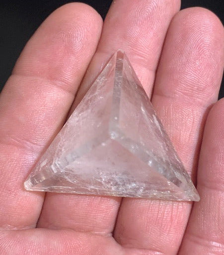 Tétraèdre en cristal de roche, un des 5 Solides de Platon - 45 mm/ 37,2 gr. - Qualité A à AAA