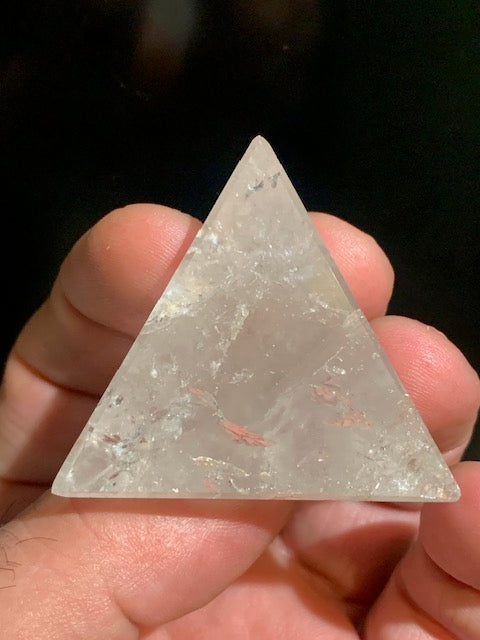 Tétraèdre en cristal de roche, un des 5 Solides de Platon - 50 mm/ 50,1 gr. - Qualité A à AAA