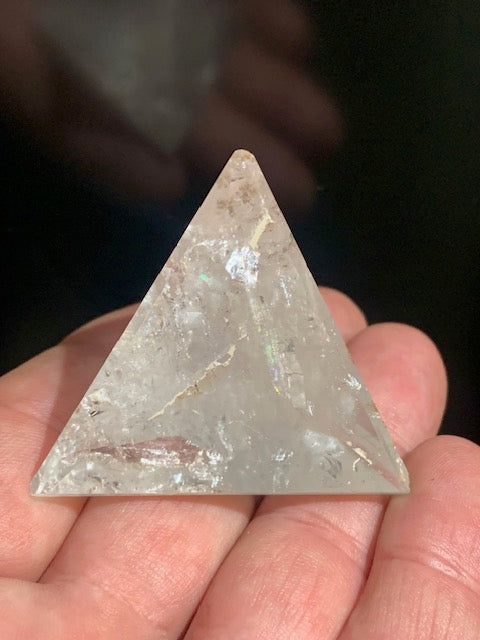 Tétraèdre en cristal de roche, un des 5 Solides de Platon - 52 mm/ 54,1 gr. - Qualité A à AAA