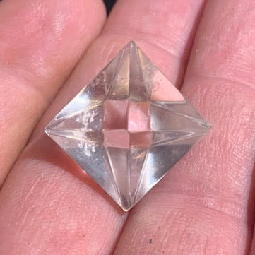 Octaèdre en cristal de roche, un des 5 Solides de Platon - ± 18 mm/ 6,4 gr. - Qualité A à AAA