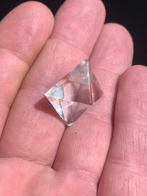 Octaèdre en cristal de roche, un des 5 Solides de Platon - ± 18 mm/ 6,4 gr. - Qualité A à AAA