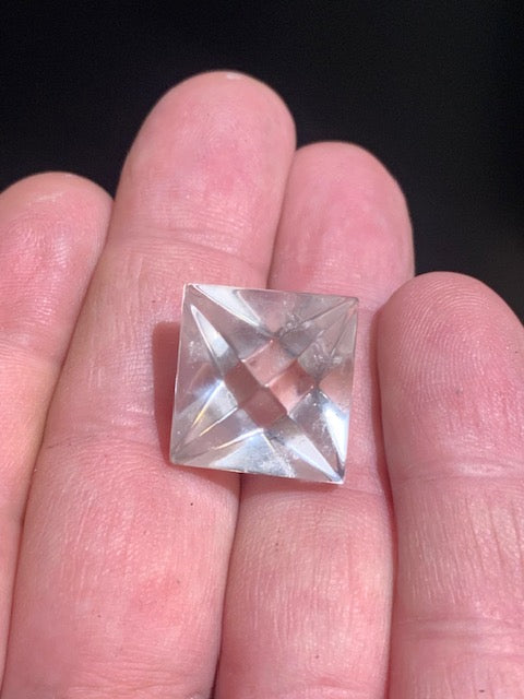 Octaèdre en cristal de roche, un des 5 Solides de Platon - ± 18 mm/ 6,4 gr. - Qualité A à AAA