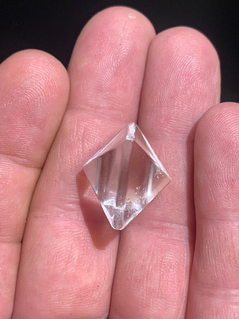 Octaèdre en cristal de roche, un des 5 Solides de Platon - ± 18 mm/ 6,4 gr. - Qualité A à AAA
