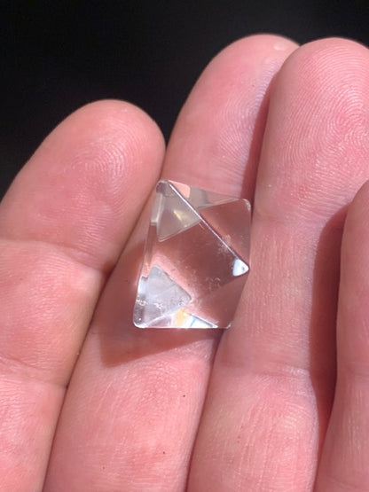 Octaèdre en cristal de roche, un des 5 Solides de Platon - ± 18 mm/ 6,4 gr. - Qualité A à AAA
