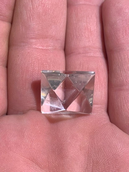 Octaèdre en cristal de roche, un des 5 Solides de Platon - ± 18 mm/ 6,4 gr. - Qualité A à AAA